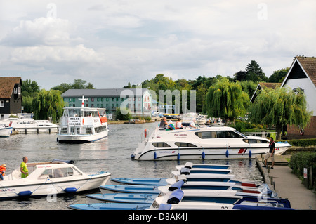 Les bateaux de plaisance et des services sur la rivière Bure dans la ville de Wroxham dans les Norfolk Broads, Angleterre. L'été Banque D'Images