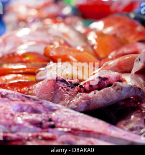 Filet de marlin bleu en gros plan sur le marché asiatique Banque D'Images