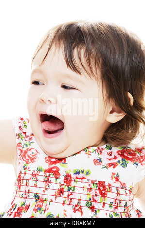 Petite fille avec bouche ouverte montrant langue maternelle Banque D'Images