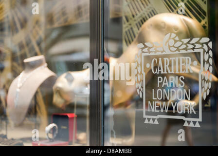 New York, USA. 21 mai 2013. Une statue de la Cartier leopard est vu dans la fenêtre de Cartier, à Manhattan. Credit : Ann E Parry / Alamy Live News Banque D'Images