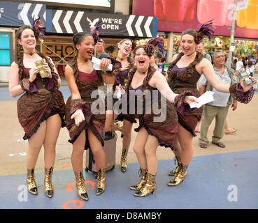 NYC ; New York ; États-Unis ; 21 mai 2013. ; porter des vieux vêtements de danse à Times Square ; ces femmes sont pose avec humour et distribuant des tracts à l'Off-Broadway show 'autour du monde en 80 jours au cours du printemps de l'agréable chaleur dans Manhattan. Credit : Ann E Parry / Alamy Live News Banque D'Images