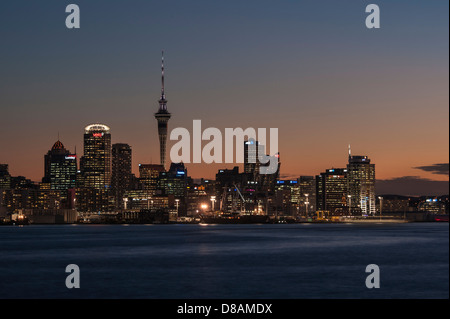 Centre-ville d'Auckland Harbour et skyline dont la CDB et la Sky Tower, photographié de Devonport en début de soirée. Nouvelle Zélande Banque D'Images