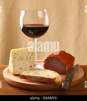 Vin rouge avec du fromage italien et capocollo. Banque D'Images