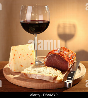 Vin rouge avec du fromage italien et capocollo. Banque D'Images