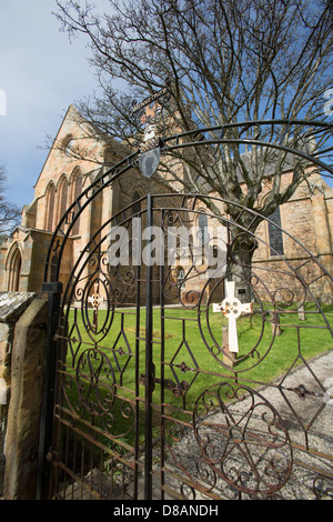 Ville de Dornoch, en Écosse. Le cimetière gate avec l'élévation du sud de la cathédrale de Dornoch en arrière-plan. Banque D'Images