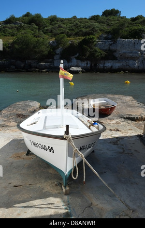 Petit bateau de pêche blanche (llaut) transporté sur terre à Estella-lizarra, Minorque, Espagne Banque D'Images