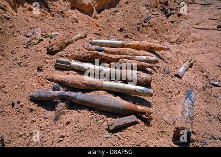 Arme et munitions, qui n'est trouvé à maintes reprises dans la capitale libyenne, est photographié à Tripoli, Libye, 6 mai 2013. Ces armes et les mines sont recueillis et détruits dans des explosions contrôlées sur une explosion près de la ville. La rue allemande Barbara est active en Libye depuis le début de 2012 d'aider avec le jeu et il est financé, entre autres, par les moyens du ministère allemand des affaires étrangères. Depuis sa fondation en 1995, la fondation prend en charge le jeu de Barbara d'armes et les restes explosifs de guerre et les zones de conflits anciens cinémas et donne de l'aide humanitaire. Ph Banque D'Images