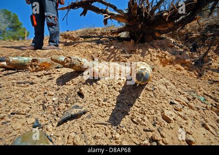 Arme et munitions, qui n'est trouvé à maintes reprises dans la capitale libyenne, est photographié à Tripoli, Libye, 6 mai 2013. Ces armes et les mines sont recueillis et détruits dans des explosions contrôlées sur une explosion près de la ville. La rue allemande Barbara est active en Libye depuis le début de 2012 d'aider avec le jeu et il est financé, entre autres, par les moyens du ministère allemand des affaires étrangères. Depuis sa fondation en 1995, la fondation prend en charge le jeu de Barbara d'armes et les restes explosifs de guerre et les zones de conflits anciens cinémas et donne de l'aide humanitaire. Ph Banque D'Images