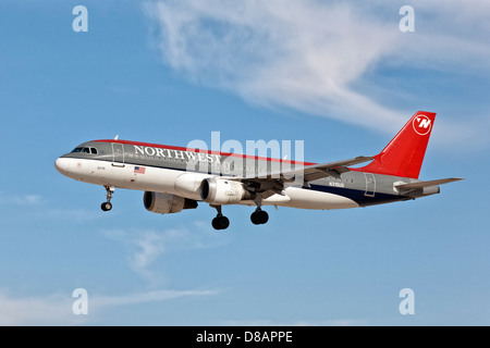 Un Airbus A320 de la Northwest Airlines en approche finale Banque D'Images