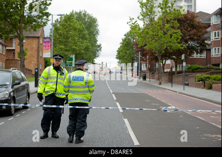 Cordon de police sur la rue Wellington à Woolwich, dans le sud-est de Londres, à la suite du meurtre de soldat Lee Rigby en plein jour. Banque D'Images