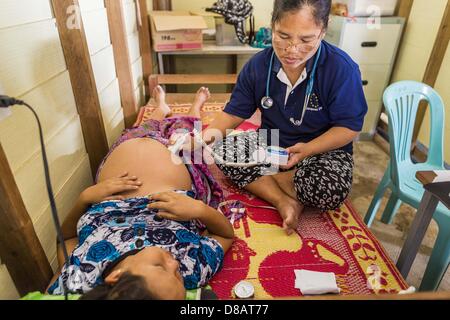 21 mai 2013 - Mae Ku, Tak, Thaïlande - un travailleur en soins de santé birman ne un sonagramme durant la grossesse d'une femme birmane et vérifier à la Maw Ker clinique thaïlandaise de Mae Ku. Il y a plus de deux millions de réfugiés et migrants birmans en Thaïlande et l'écrasante majorité n'ont pas accès à des services sociaux thaïlandais il doit utiliser les services fournis par les ONG. Le Wangpha clinique est dirigé par l'Shaklo la Malaria Research Unit (SMRU), qui exploite des collectes le long de la frontière thaïlando-birmane (Myanmar) dans la province de Tak. (Crédit Image : © Jack Kurtz/ZUMAPRESS.com) Banque D'Images