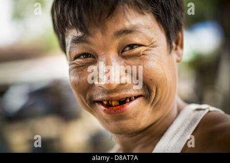 21 mai 2013 - Mae Ku, Tak, THAÏLANDE - Un homme Birman à Mae Ku, la Thaïlande. Il pousse les gens à partir de la Birmanie (Myanmar) pour la Thaïlande lorsque la rivière Veldzes Nams est suffisamment faible pour les véhicules pour naviguer. Il y a plus de deux millions de réfugiés et migrants birmans en Thaïlande et l'écrasante majorité n'ont pas accès à des services sociaux thaïlandais il doit utiliser les services fournis par les ONG. Le Wangpha clinique est dirigé par l'Shaklo la Malaria Research Unit (SMRU), qui exploite des collectes le long de la frontière thaïlando-birmane (Myanmar) dans la province de Tak. (Crédit Image : © Jack Kurtz/ZUMAPRESS.com) Banque D'Images