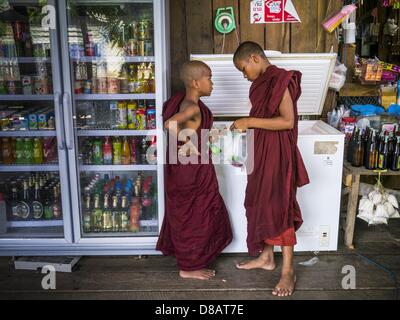 21 mai 2013 - Mae Ku, Tak, Thaïlande - des moines novices bouddhistes birmans acheter une glace traiter dans un dépanneur thaïlandaise de Mae Ku, la Thaïlande. Il y a plus de deux millions de réfugiés et migrants birmans en Thaïlande et l'écrasante majorité n'ont pas accès à des services sociaux thaïlandais il doit utiliser les services fournis par les ONG. Le Wangpha clinique est dirigé par l'Shaklo la Malaria Research Unit (SMRU), qui exploite des collectes le long de la frontière thaïlando-birmane (Myanmar) dans la province de Tak. (Crédit Image : © Jack Kurtz/ZUMAPRESS.com) Banque D'Images