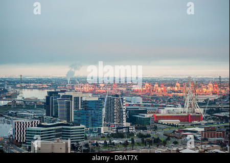 La lumière du soleil sur le port de Melbourne, avec des bâtiments des docks à l'avant-plan. L'Australie. Banque D'Images