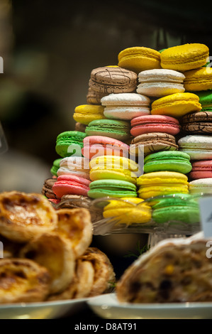 Macarons, biscuits macarons, couleurs variées et pâtisseries prêtes à manger. Banque D'Images