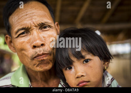 21 mai 2013 - Mae Ku, Tak, THAÏLANDE - Un homme birman et sa fille devant leur maison à Mae Ku, la Thaïlande. Il y a plus de deux millions de réfugiés et migrants birmans en Thaïlande et l'écrasante majorité n'ont pas accès à des services sociaux thaïlandais il doit utiliser les services fournis par les ONG. Le Wangpha clinique est dirigé par l'Shaklo la Malaria Research Unit (SMRU), qui exploite des collectes le long de la frontière thaïlando-birmane (Myanmar) dans la province de Tak. (Crédit Image : © Jack Kurtz/ZUMAPRESS.com) Banque D'Images