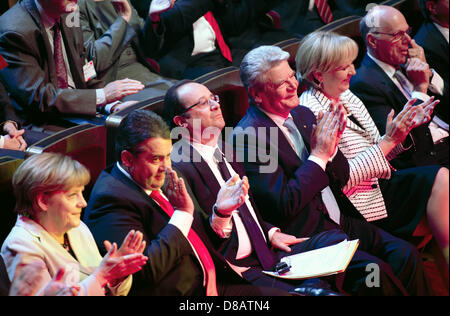 Leipzig, Allemagne. 23 mai 2013. La chancelière allemande Angela Merkel (L-R), président du SPD, Sigmar Gabriel, le Président français François Hollande, le Président allemand Joachim Gauck, Gouverneur de Rhénanie du Nord-Westphalie Hannelore Kraft, président du Bundestag Norbert Lammert s'asseoir à côté de l'autre au cours de la cérémonie pour marquer le 150e anniversaire du Parti Social-démocrate d'Allemagne (SPD) à la Gewandhaus de Leipzig. L'Association des travailleurs allemands (ADAV), l'ancêtre du SPD, a été fondée il y a 150 ans. Photo : ODD ANDERSEN/Piscine/dpa/Alamy Live News Banque D'Images