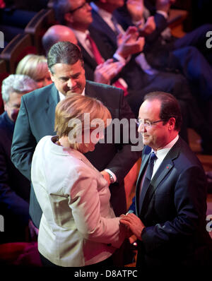 Leipzig, Allemagne. 23 mai 2013. La chancelière allemande, Angela Merkel, félicite le Président français François Hollande après son discours ext pour président du SPD, Sigmar Gabriel (R) au cours de la cérémonie pour marquer le 150e anniversaire du Parti Social-démocrate d'Allemagne (SPD) à la Gewandhaus de Leipzig. L'Association des travailleurs allemands (ADAV), l'ancêtre du SPD, a été fondée il y a 150 ans. Photo : ODD ANDERSEN/Piscine/dpa/Alamy Live News Banque D'Images