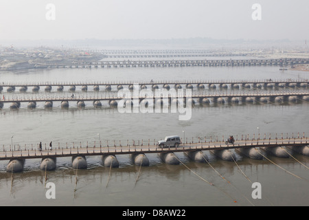 Ponts provisoires sur le Gange à la Kumbh Mela 2013 à Allahabad, Inde Banque D'Images