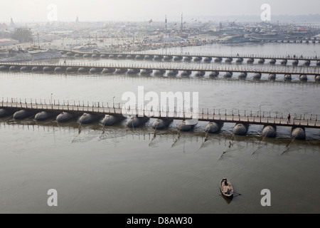 Ponts provisoires sur le Gange à la Kumbh Mela 2013 à Allahabad, Inde Banque D'Images