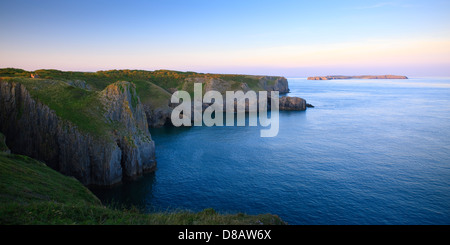 Lydstep nr Tenby, Pembrokeshire Wales à l'île de Caldey en arrière-plan Banque D'Images