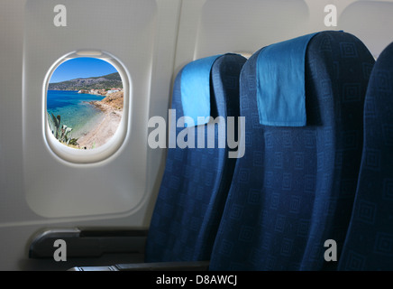 Siège d'avion et fenêtre à l'intérieur d'un avion Banque D'Images