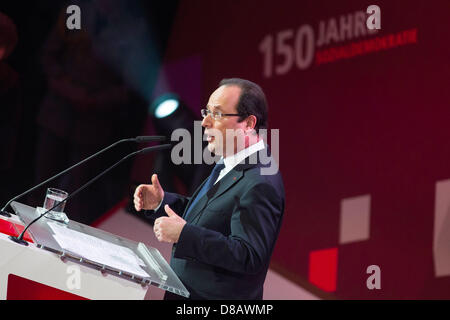 Le Président français François Hollande donne un discours lors de la cérémonie pour marquer le 150e anniversaire du Parti Social-démocrate d'Allemagne (SPD) à la Gewandhaus de Leipzig, Allemagne, 23 mai 2013. L'Association des travailleurs allemands (ADAV), l'ancêtre du SPD, a été fondée il y a 150 ans. Photo : THOMAS PETER/Piscine Banque D'Images