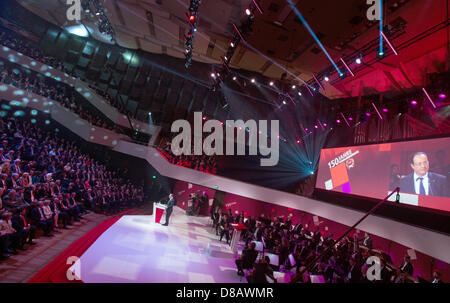 Le Président français François Hollande donne un discours lors de la cérémonie pour marquer le 150e anniversaire du Parti Social-démocrate d'Allemagne (SPD) à la Gewandhaus de Leipzig, Allemagne, 23 mai 2013. L'Association des travailleurs allemands (ADAV), l'ancêtre du SPD, a été fondée il y a 150 ans. Photo : THOMAS PETER/Piscine Banque D'Images