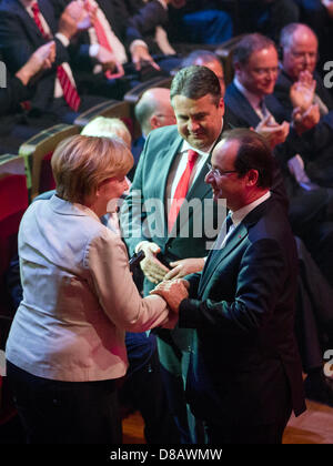 La chancelière allemande, Angela Merkel, félicite le Président français François Hollande après son discours ext pour président du SPD, Sigmar Gabriel (R) au cours de la cérémonie pour marquer le 150e anniversaire du Parti Social-démocrate d'Allemagne (SPD) à la Gewandhaus de Leipzig, Allemagne, 23 mai 2013. L'Association des travailleurs allemands (ADAV), l'ancêtre du SPD, a été fondée il y a 150 ans. Photo : THOMAS PETER/Piscine Banque D'Images