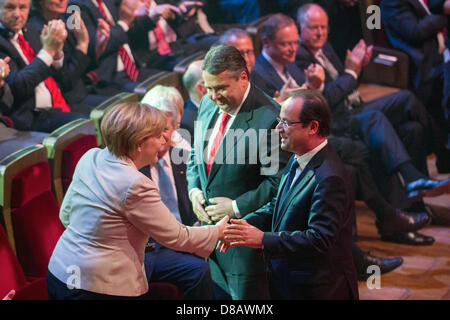 La chancelière allemande, Angela Merkel, félicite le Président français François Hollande après son discours ext pour président du SPD, Sigmar Gabriel (R) au cours de la cérémonie pour marquer le 150e anniversaire du Parti Social-démocrate d'Allemagne (SPD) à la Gewandhaus de Leipzig, Allemagne, 23 mai 2013. L'Association des travailleurs allemands (ADAV), l'ancêtre du SPD, a été fondée il y a 150 ans. Photo : THOMAS PETER/Piscine Banque D'Images