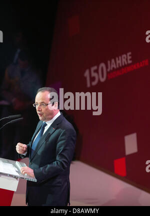 Le Président français François Hollande donne un discours lors de la cérémonie pour marquer le 150e anniversaire du Parti Social-démocrate d'Allemagne (SPD) à la Gewandhaus de Leipzig, Allemagne, 23 mai 2013. L'Association des travailleurs allemands (ADAV), l'ancêtre du SPD, a été fondée il y a 150 ans. Photo : THOMAS PETER/Piscine Banque D'Images