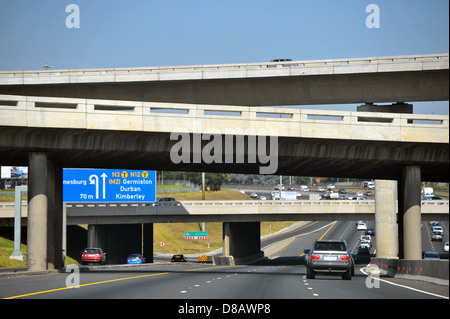 Les véhicules roulent le long d'une autoroute de Johannesburg en Afrique du Sud. Banque D'Images