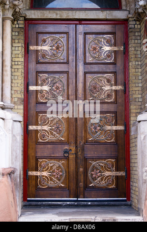 Sur une porte en ferronnerie foliées, Abbey Mills station de pompage des eaux usées 1868 par Bazalgette et Cooper, Stratford, London, England Banque D'Images