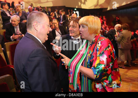 Candidat chancelier SPD Peer Steinbrueck (L) parle au gouvernement fédéral Présidente de l'Alliance 90/Les Verts Claudia Roth (R) et homme politique SPD Karl Lauterbach (C) au cours de la cérémonie pour marquer le 150e anniversaire du Parti Social-démocrate d'Allemagne (SPD) à la Gewandhaus de Leipzig, Allemagne, 23 mai 2013. L'Association des travailleurs allemands (ADAV), l'ancêtre du SPD, a été fondée il y a 150 ans. Photo : Kay Nietfeld Banque D'Images