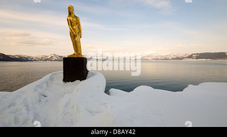 Autre vue Statue de Tatsuko regarder au-dessus du lac Tazawa en hiver Banque D'Images