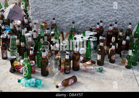 Les bouteilles et les boîtes de bière vides à gauche après rugby fans Banque D'Images