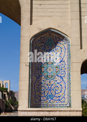 Modèle Floral de décoration en mosaïque dans la base du Coran gate à Shiraz en Iran Banque D'Images