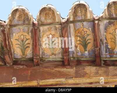 Peinture florale sur toit de bois dans la région de Chehel Sotoun (Sotoon) palais construit par Shah Abbas II à Isfahan, Iran Banque D'Images