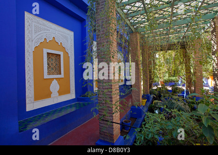 Jardins Majorelle : Composition avec bleu cobalt profond Banque D'Images