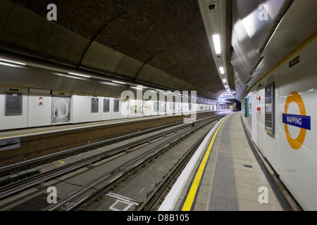 London Overground East London Railway Station Wapping Banque D'Images