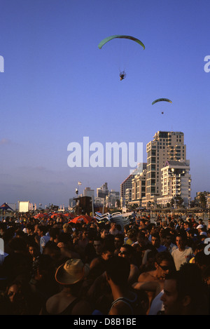 Powered para-planeurs en vol au dessus de foule massive dans la plage d'Alma Parc également Claude Clor Beach pendant le congrès annuel Tel Aviv LGBT pride parade aussi appelé 'Love Parade' dans le cadre de la célébration de la fierté gay mois. Israël Banque D'Images