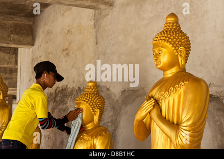 CHALONG, Phuket, Thailande 15 FÉVRIER 2013 : Le nettoyage des poussières d'équipage peu de statues de Bouddha au Monument du Grand Bouddha Banque D'Images