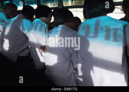 PATONG, Phuket, Thailand 6 SEPTEMBRE 2011 : l'école thaïlandaise kids ride home sur le bus public après l'école Banque D'Images