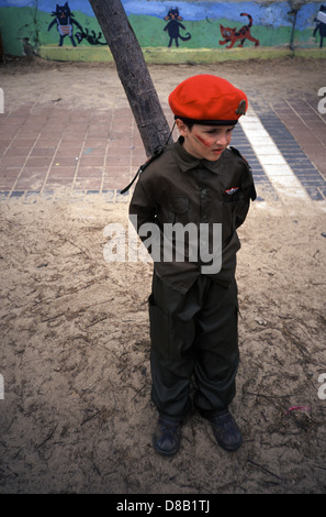 Un jeune garçon juif dans un costume de soldat durant Pourim Israël festival Banque D'Images