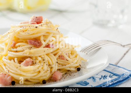Spaghetti alla carbonara, une recette traditionnelle Italienne Banque D'Images
