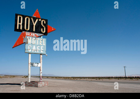 La signalisation pour Roy's Motel café sur la Route 66, à Amboy en Californie. Banque D'Images