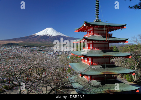 Le Mont Fuji enneigé et la Pagode à Chureito Arakura-yama-Sengen koen park Japon Banque D'Images