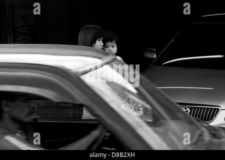 PATONG, Phuket, Thailand 22 JUILLET 2012 : attend que le trafic à passer avant de traverser la rue Banque D'Images