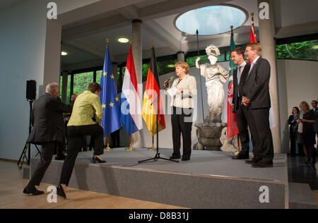 La chancelière allemande Angela Merkel parle lors d'une réception pour les premières Allemagne-Pays-Bas alors que la réunion du Cabinet avec le maire de Kleve Theodor Brauer (L) Ministre de l'escorte de Rhénanie du Nord-Westphalie Angelica Schwall-Dueren (2-L) sur le podium à côté du premier ministre néerlandais Mark Rutte (2-R) et ministre Chancellerie Ronald Díaz (R) au Kurhaus Kleve, Allemagne en musée, 23 mai 2013. Photo : BERND THISSEN Banque D'Images