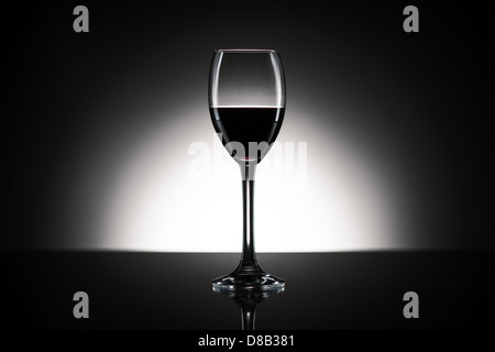 Verre à vin rouge in front of white background Banque D'Images